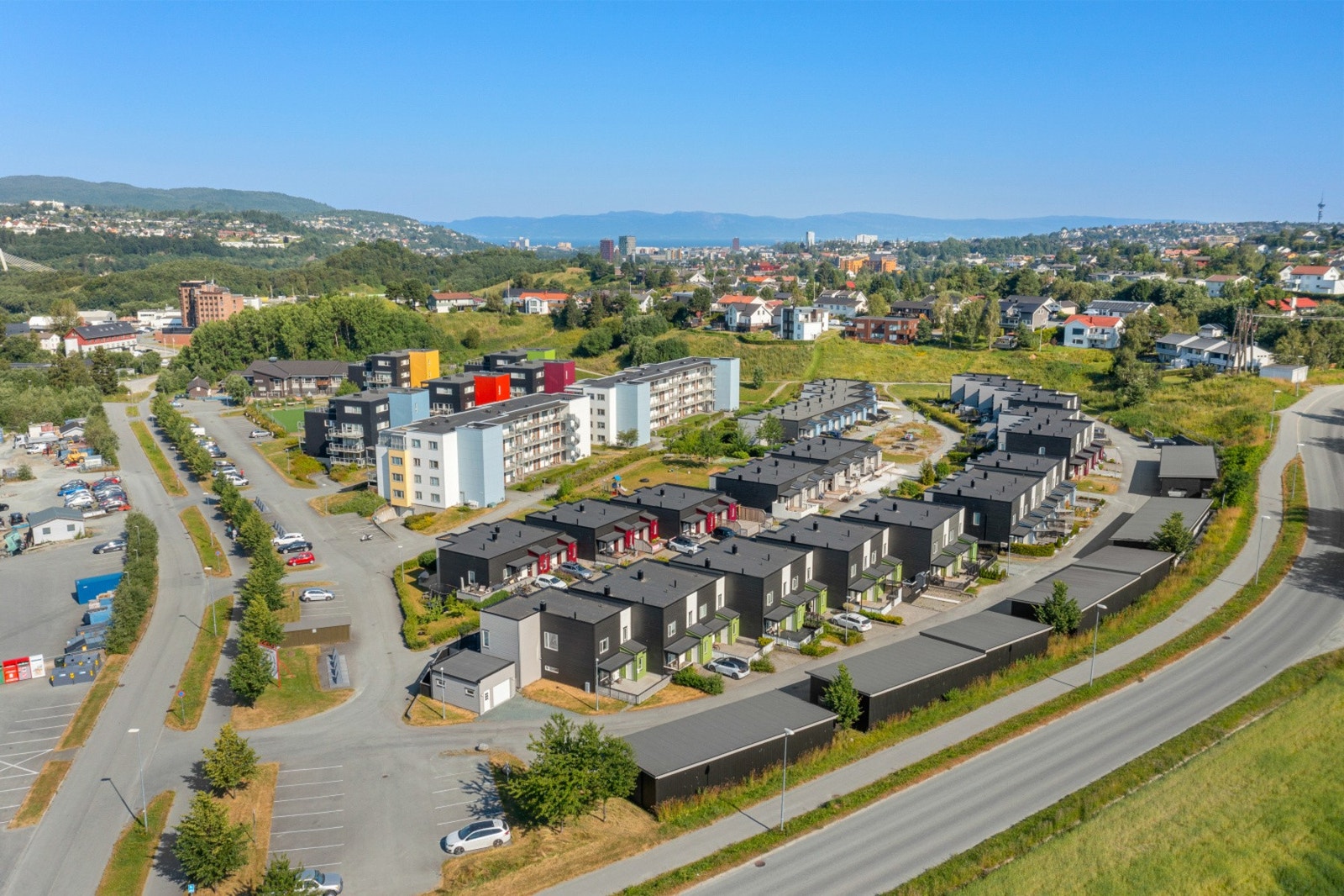 Dronefoto over Hornebergtunet Galleribilde