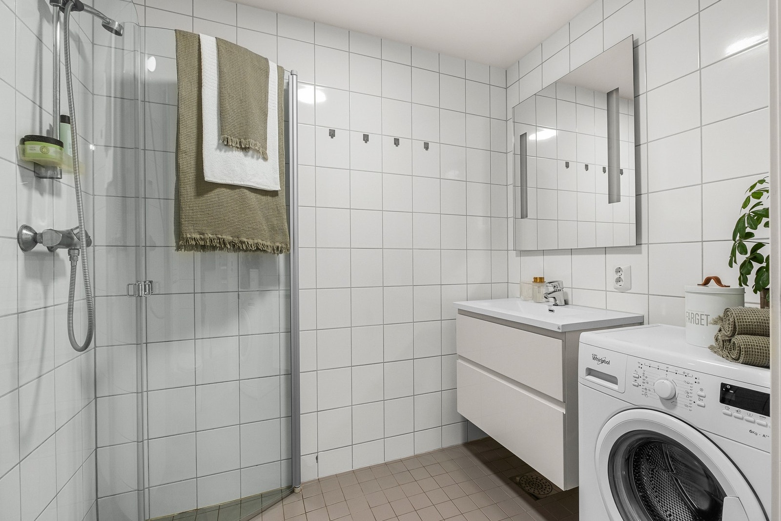Pent flislagt bad med varme i gulv. Galleribilde
