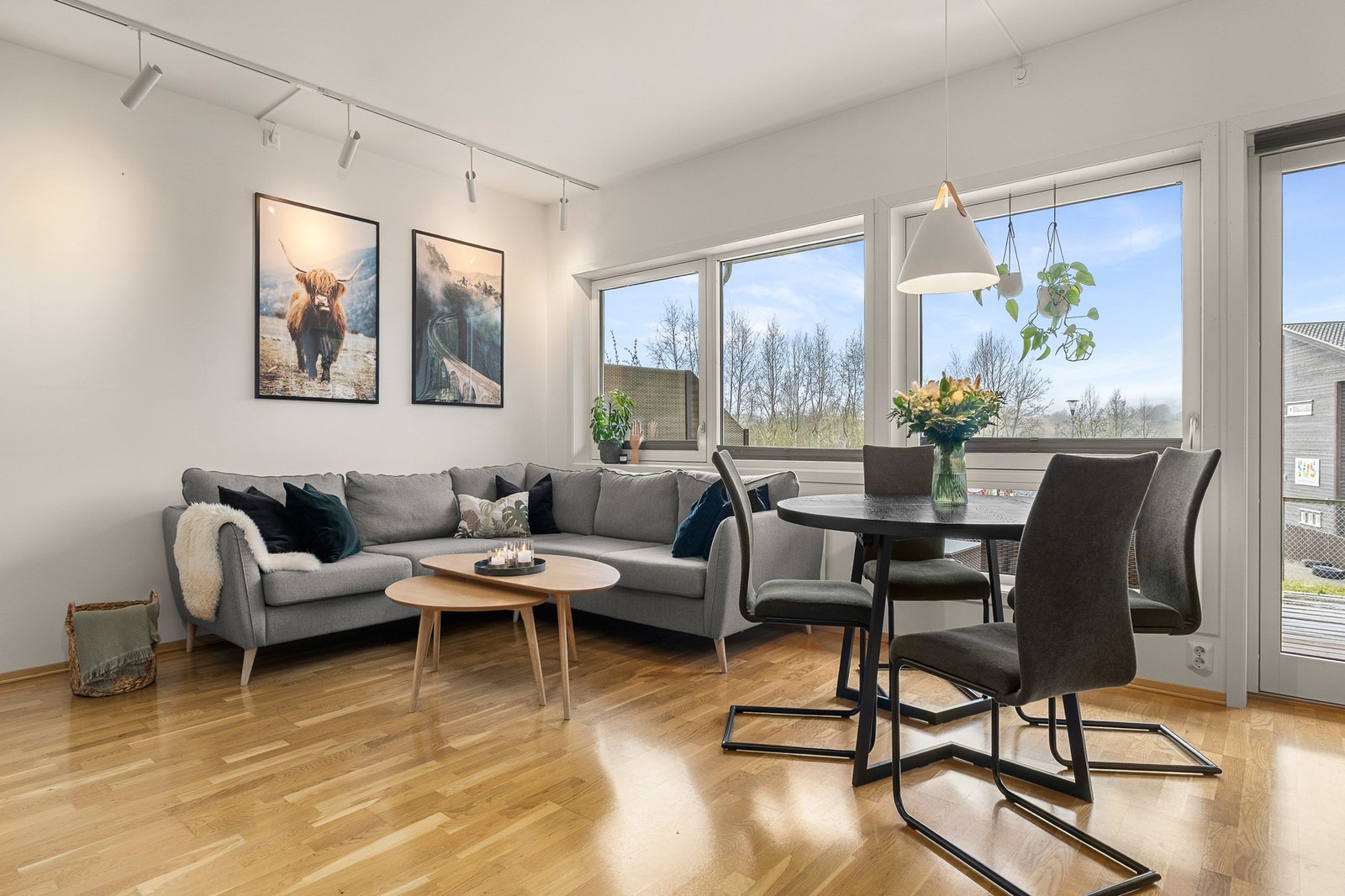 De store vindusflatene bidrar til rikelig med naturlig lys inn i leiligheten. Galleribilde