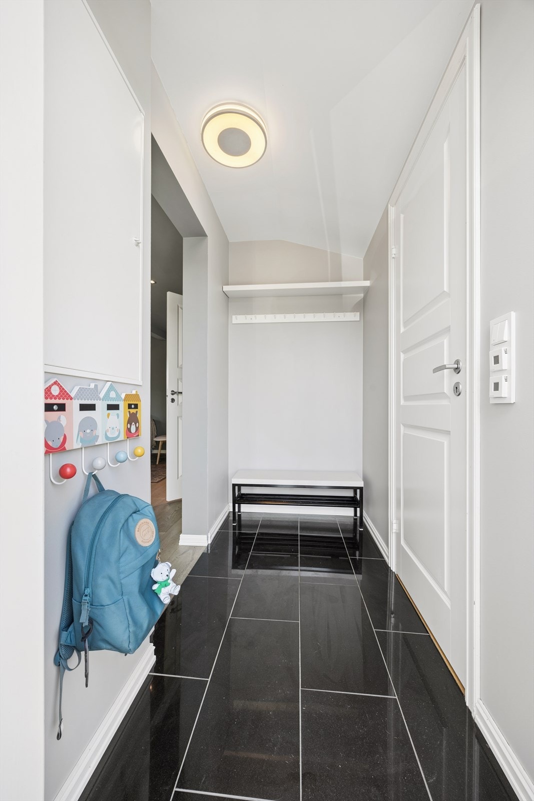 Entré med plass til yttertøy og sko. Det er varmekabler i gulvet, som er praktisk for vått fottøy Galleribilde