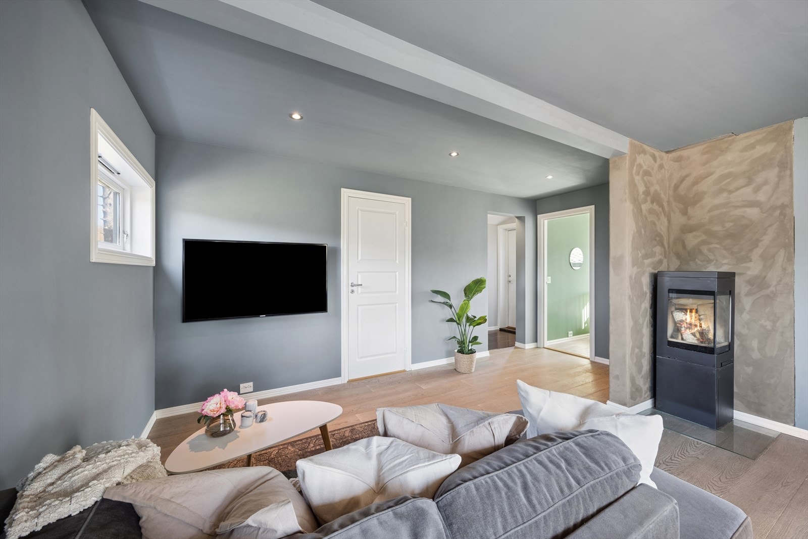 Det er plass til sofagruppe, TV og oppbevaringsmøbler Galleribilde