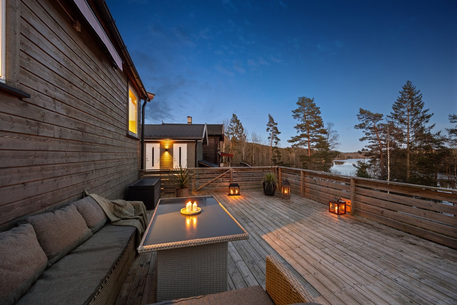Her er det god plass til flere sittegrupper og grill Galleribilde