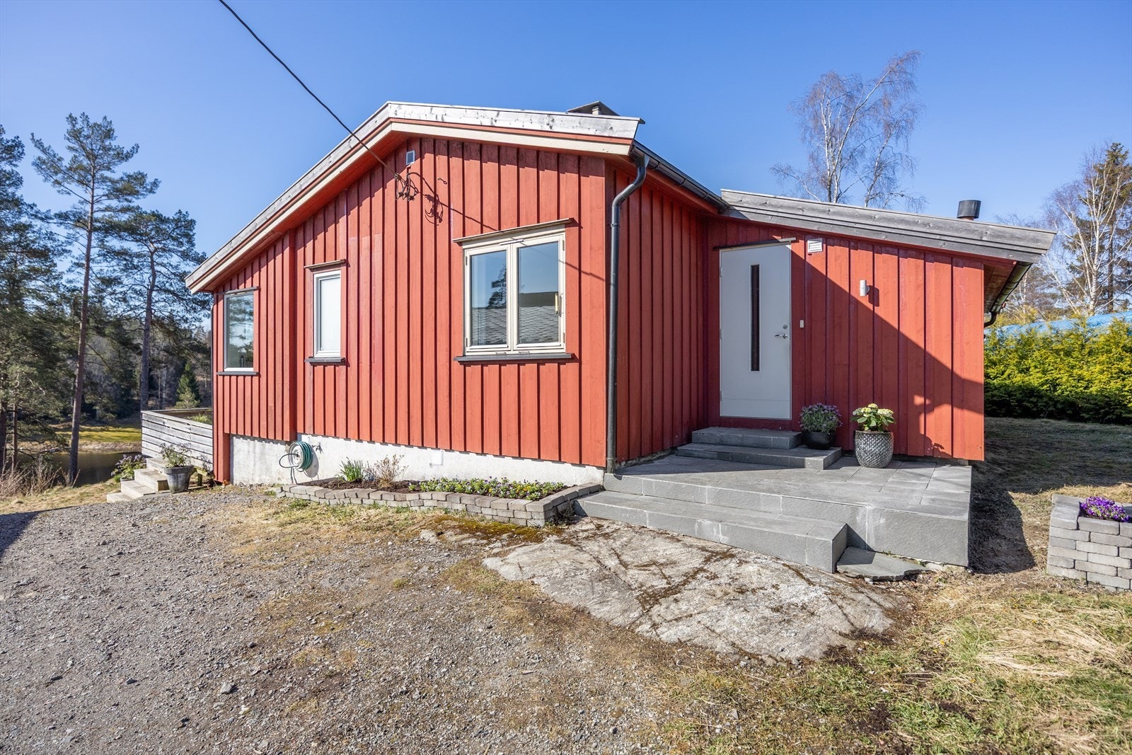 Boligen ligger med kort vei til bussholdeplass og ca. 3,4 km til Siggerud sentrum og ca. 13 km til Ski Galleribilde