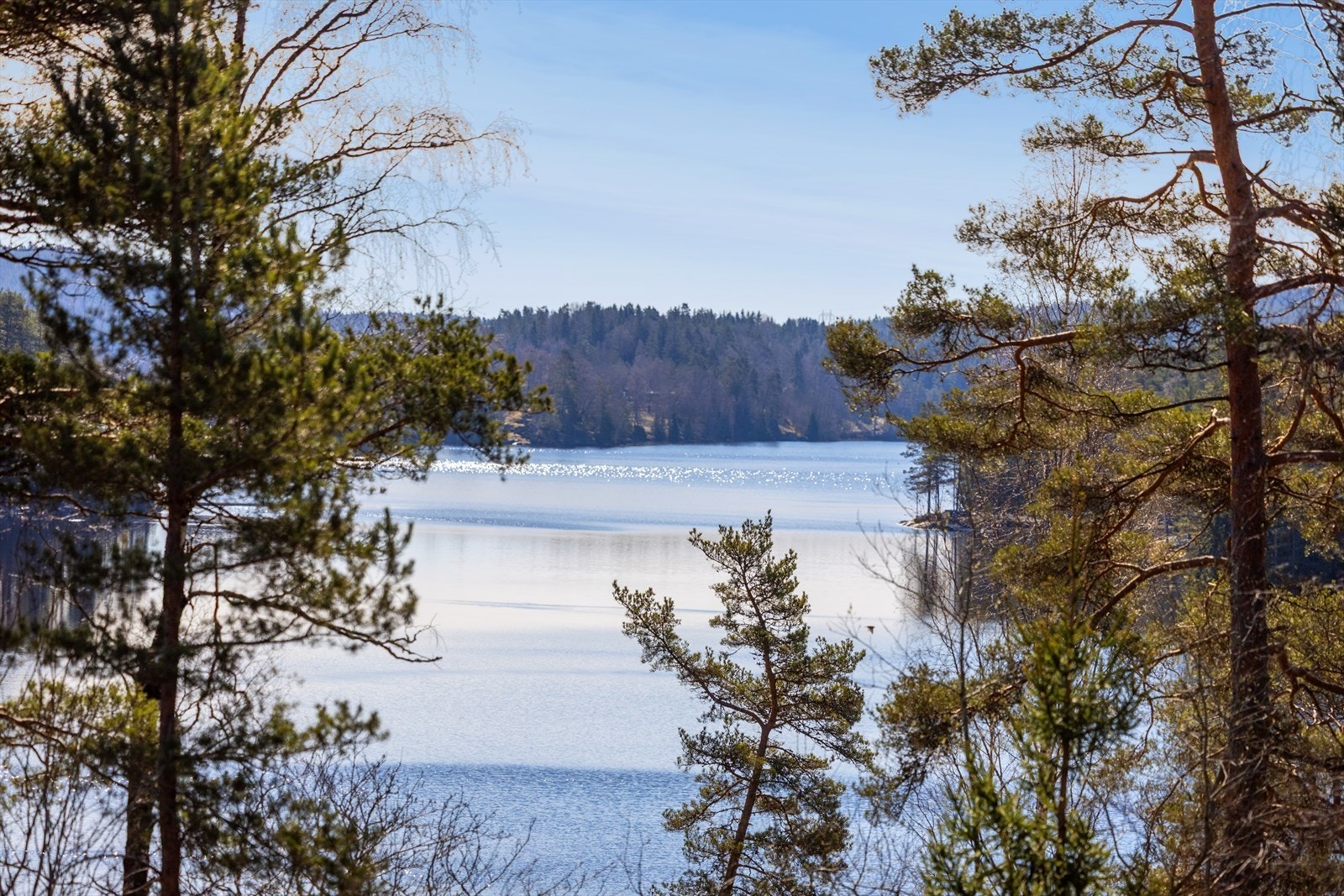 Uteplassen er vendt mot sydvest og har meget gode solforhold og flott utsikt over Langen Galleribilde