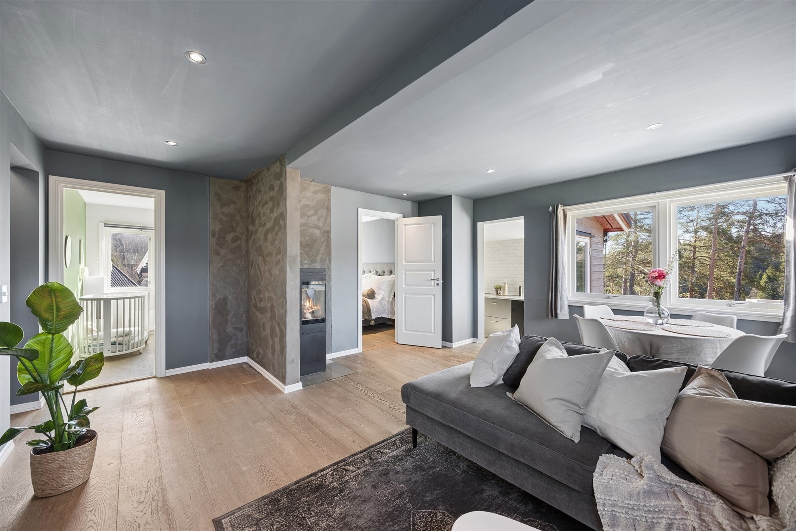 Det er montert en moderne vedovn som varmer godt på kalde vinterdager, og skaper hygge Galleribilde