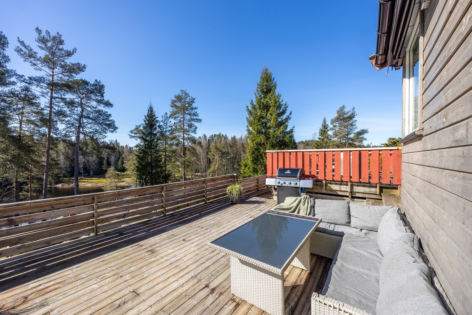 Det er god plass til flere sittegrupper og grill Galleribilde