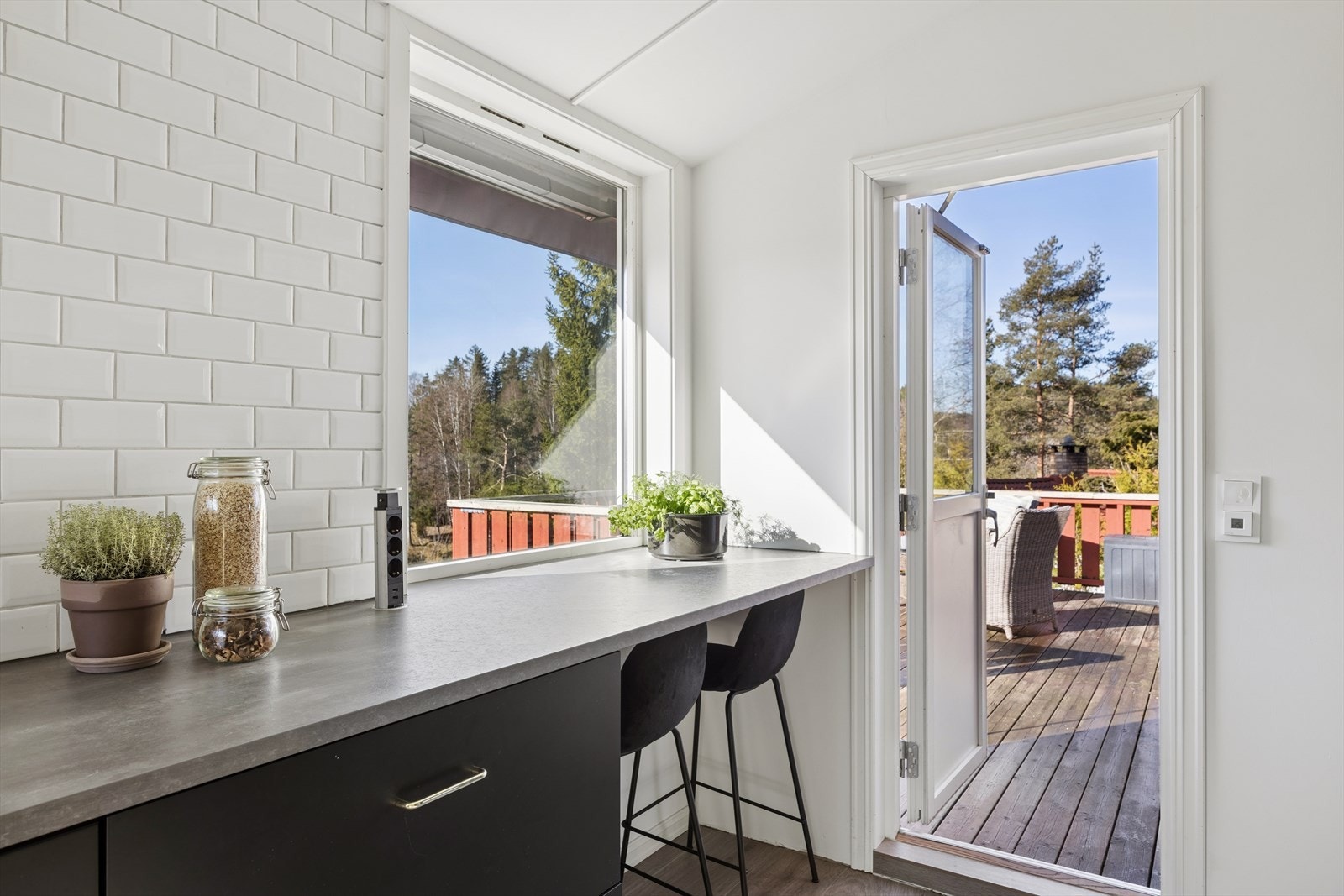 Frokosten kan nytes med en fantastisk utsikt over Langen. Fra kjøkkenet er det utgang til nydelig uteplass Galleribilde