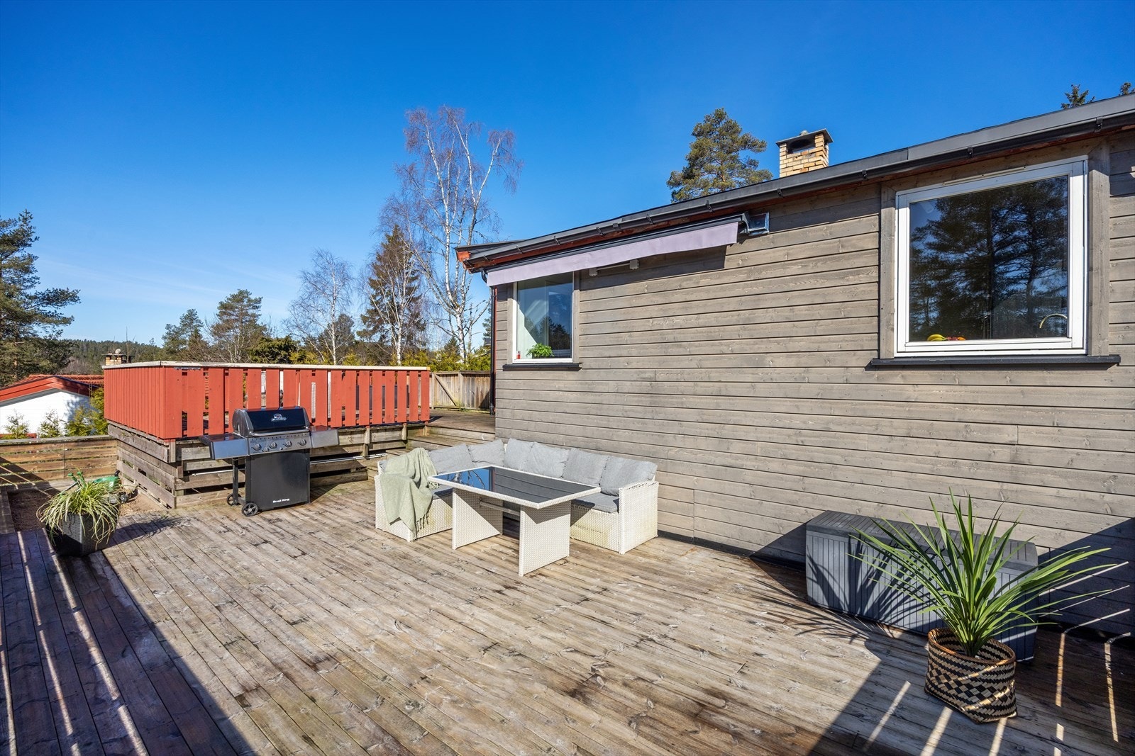 Nydelig terrasse med utgang fra kjøkkenet Galleribilde