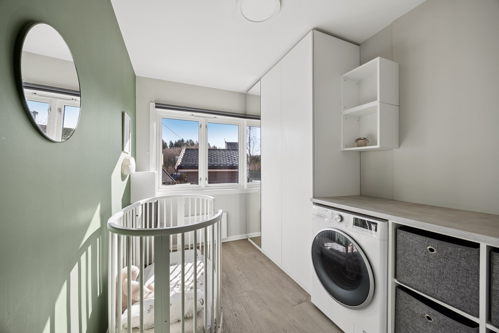 Soverom 3 har plass til seng og garderobeskap. På dette rommet er det også opplegg til vaskemaskin med en overliggende arbeidsbenk Galleribilde