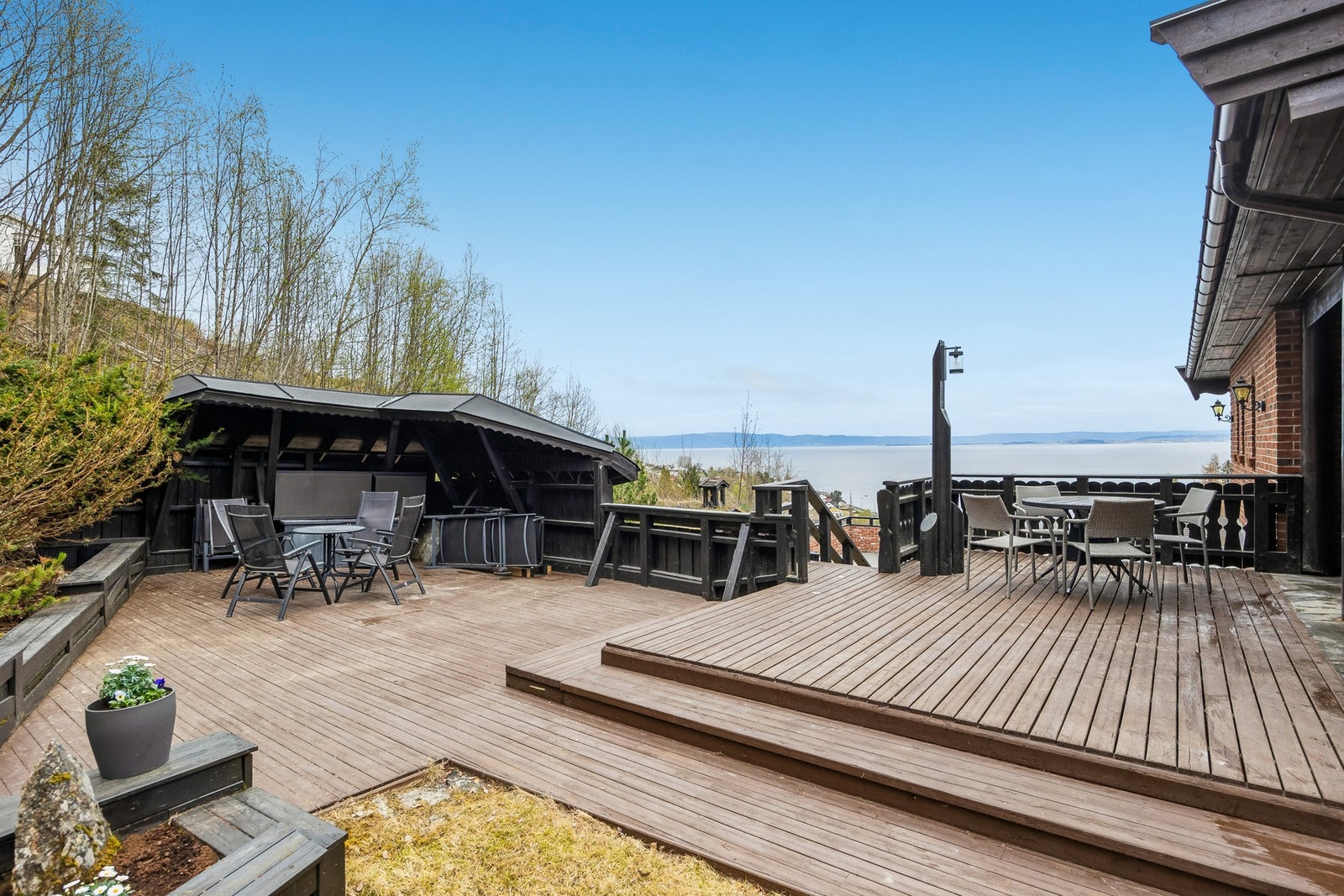 Terrassen blir som en forlengelse av stuen på gode sommerdager. Galleribilde