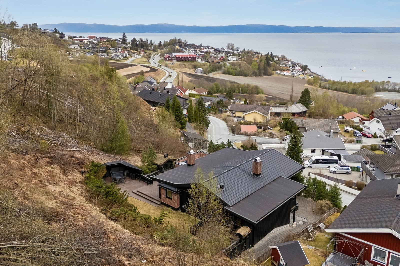 På sommeren har man sol hele dagen med verandaer og sitteplasser rundt hele huset, slik at man kan flytte seg etter sola. Galleribilde