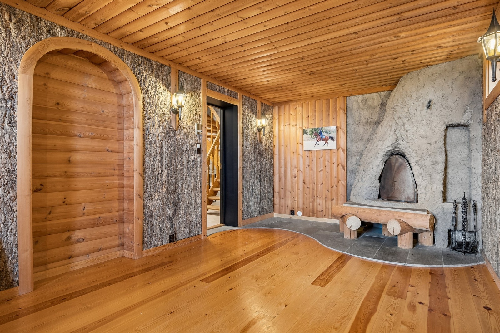 I tillegg til flere stuer i hovedetasjen, er det rom innredet som en hyggelig peisstue. Galleribilde