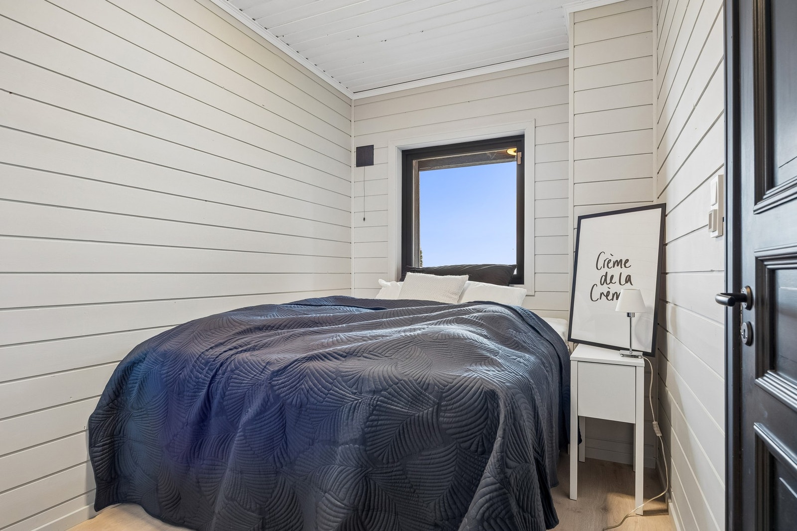 Boligen har i dag 3 soverom, hvorav 2 er lik i utforming og størrelse. Det er mulighet for flere soverom i sokkeletasje. Galleribilde