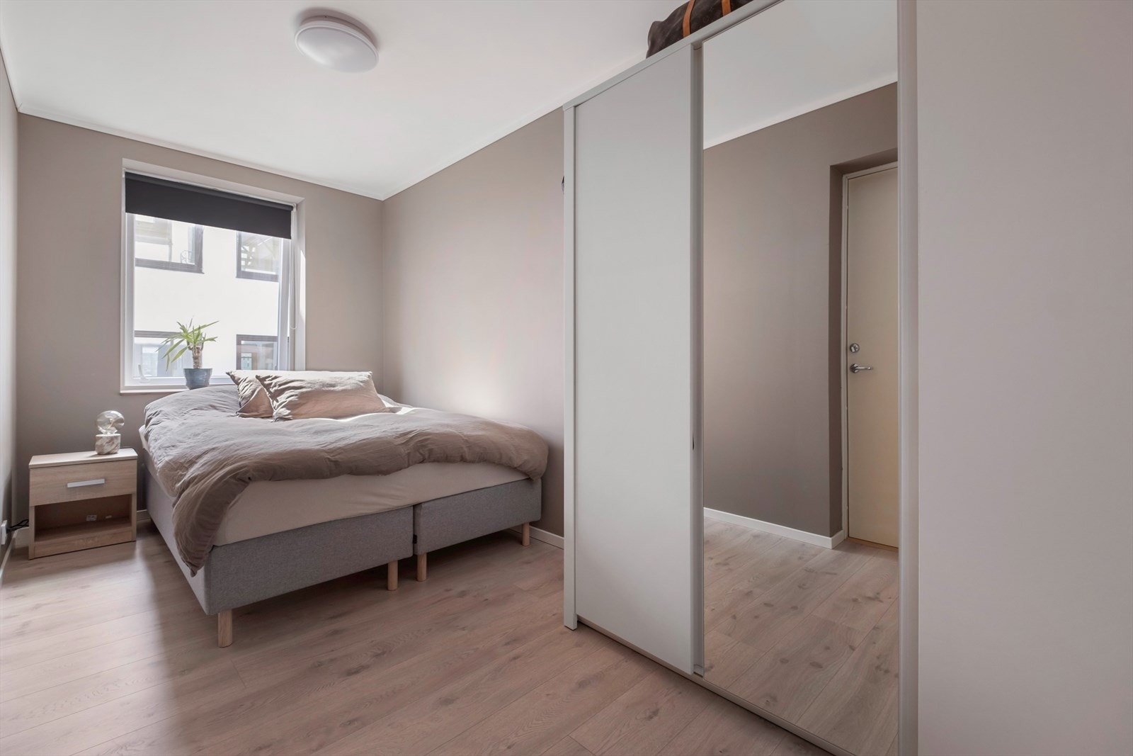 Romslig soverom med skyvedørsgarderobe. Galleribilde