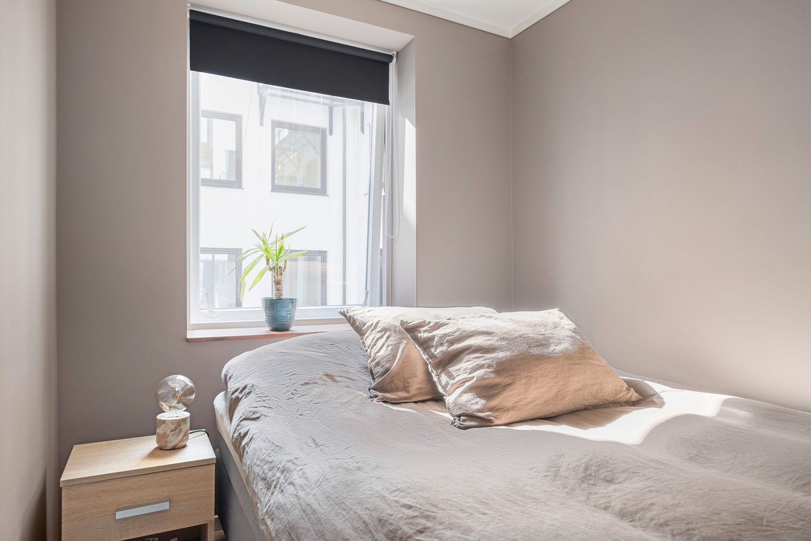 Romslig soverom med skyvedørsgarderobe. Galleribilde