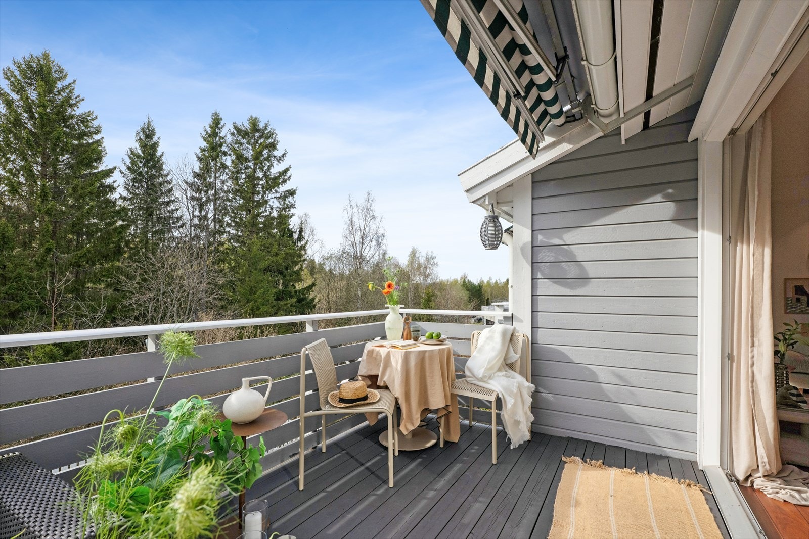 Fra stuen er det utgang til en vestvendt balkong på 10 m² med plass til sittegruppe hvor du har hyggelig utsyn over området og grønne omgivelser. Galleribilde