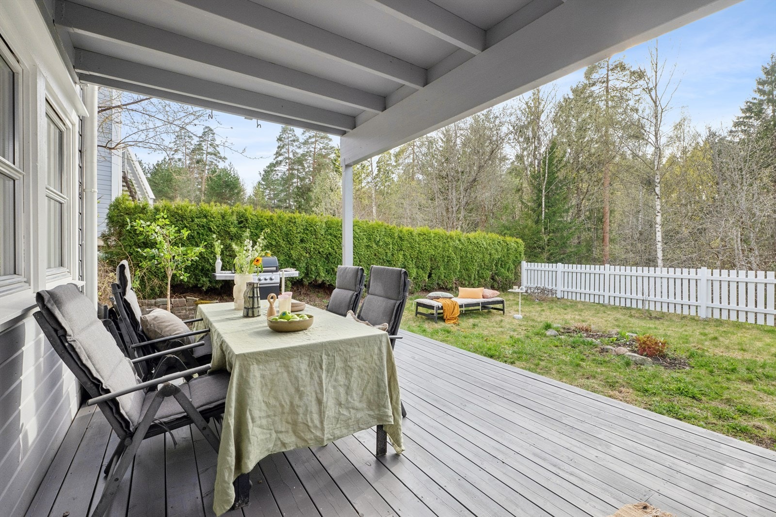 Fra hovedsoverommet er det utgang til vestvendt markterrasse på ca. 25 m², med videre tilgang til en flott hage. Galleribilde