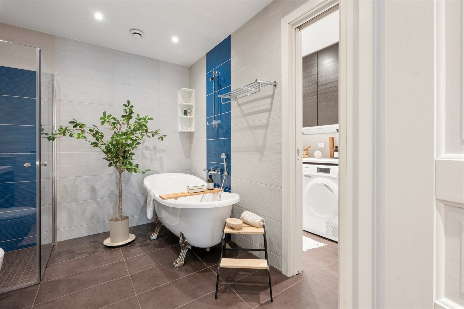 Badet har direkte adkomst til vaskerom. Galleribilde