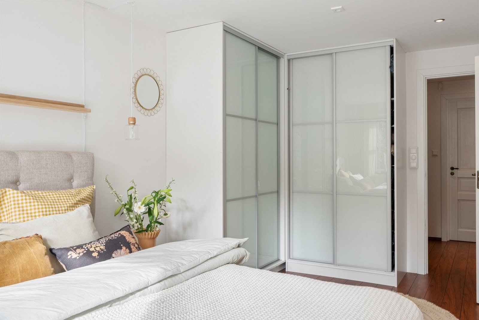 Skyvedørsgarderobe sørger for gode oppbevaringsmuligheter på soverommet. Galleribilde