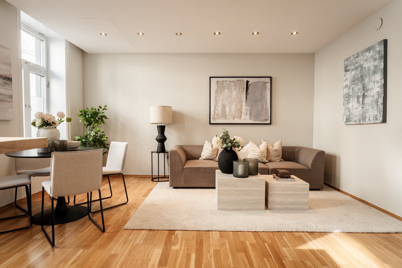 Stuen har god plass til sofagruppe og er utstyrt med downlights i himlingen. Store vindusflater slipper inn godt med lys, og parkettgulv går gjennom hele arealet. Galleribilde