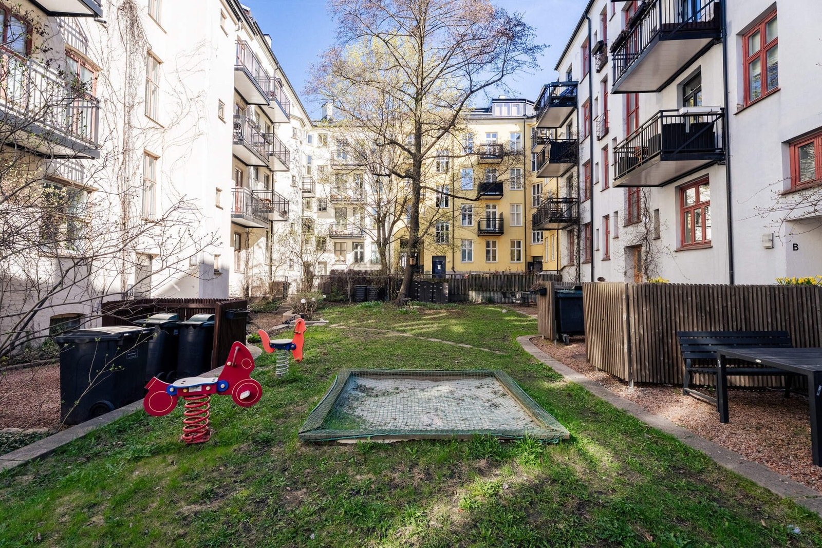 Beliggenheteten gir enkel tilgang til bydelens fasiliteter uten at man er avhengig av bil eller lengre reisevei. Galleribilde