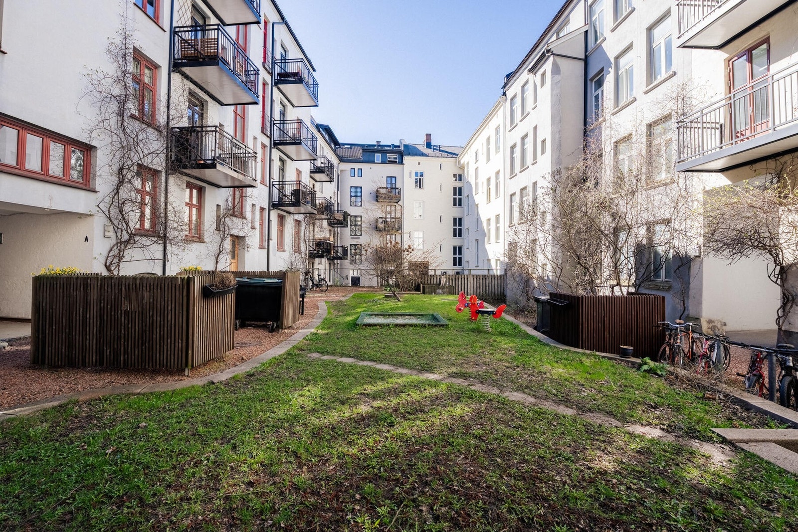 Frodig og barnevennlig indregård med lekeplass Galleribilde