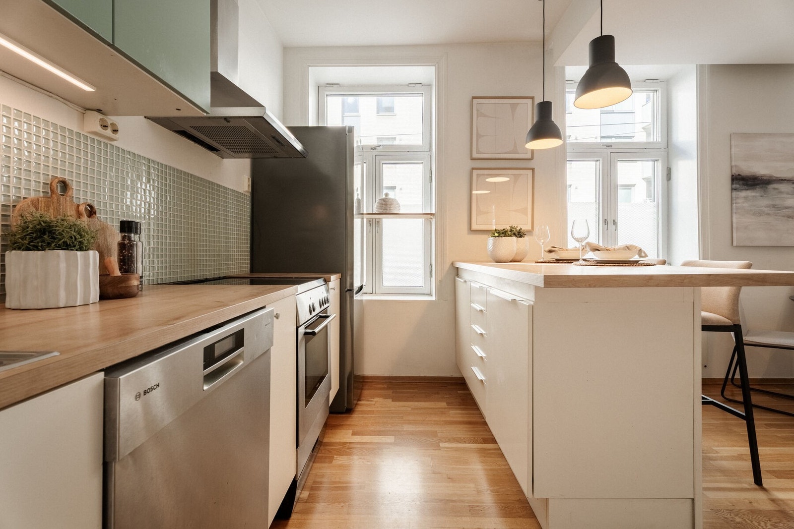 Det er montert kjøkkenventilator med kullfilter. Galleribilde