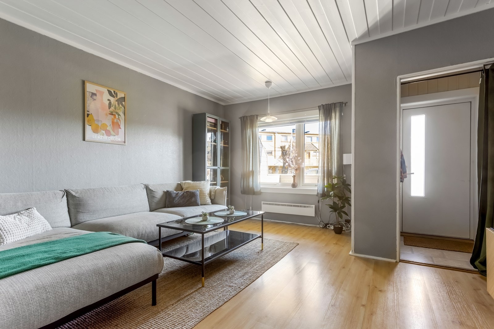 Stuen har åpen løsning mot kjøkkenet, og oppleves som et sosialt og samlende rom. Galleribilde