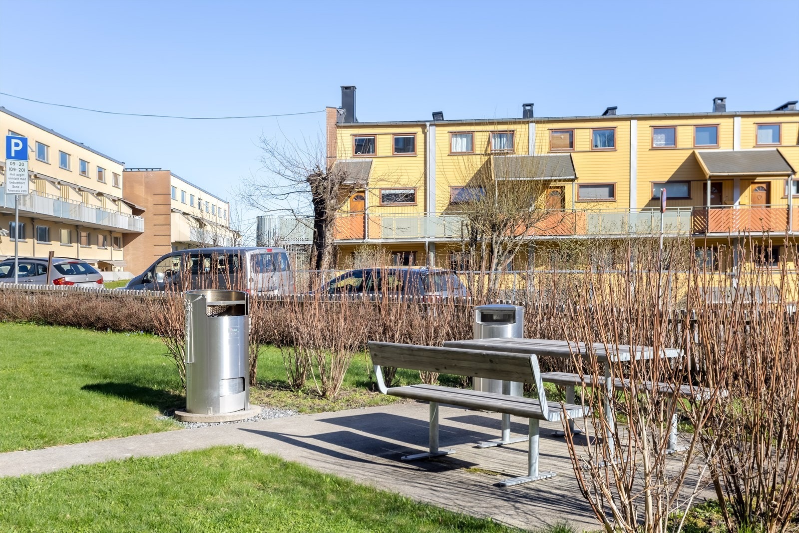 Beverveien Borettslag har velholdte fellesarealer med sittegrupper. Galleribilde