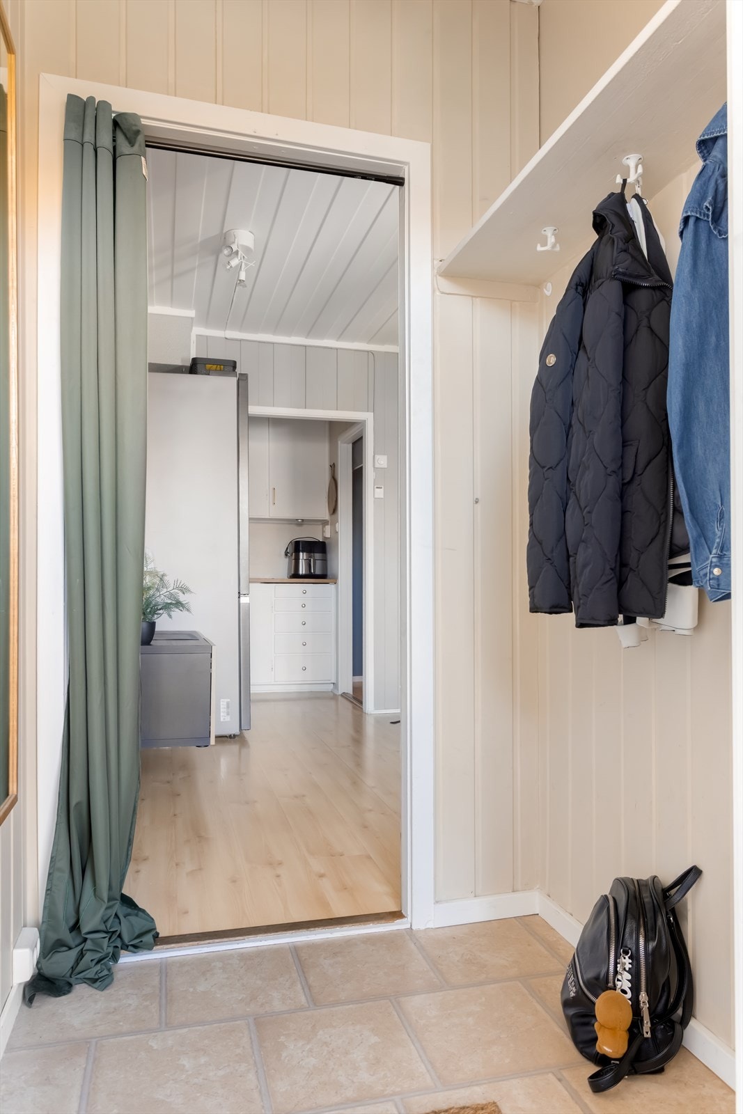 Fra entréen er det inngang til stuen. Galleribilde