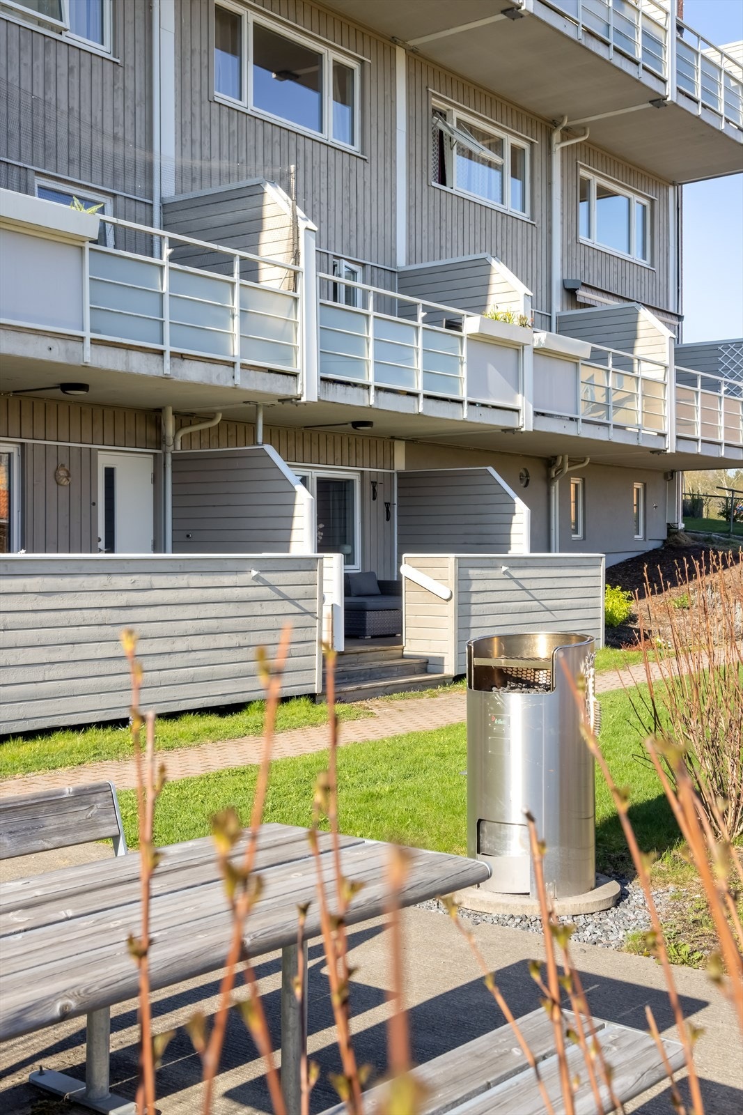 Leiligheten ligger i bygningens underetasje med egen inngang fra terrassen. Galleribilde