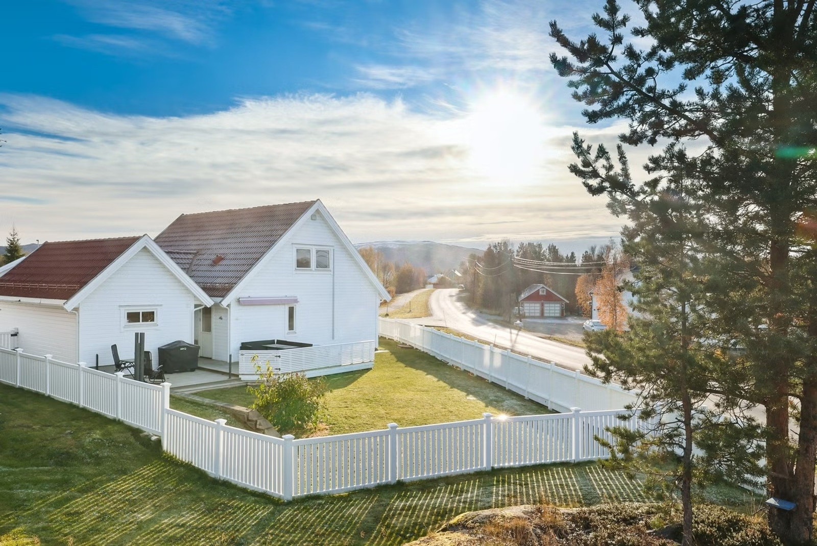 En pen og moderne enebolig over to plan i et attraktivt og etablert boligområde Galleribilde