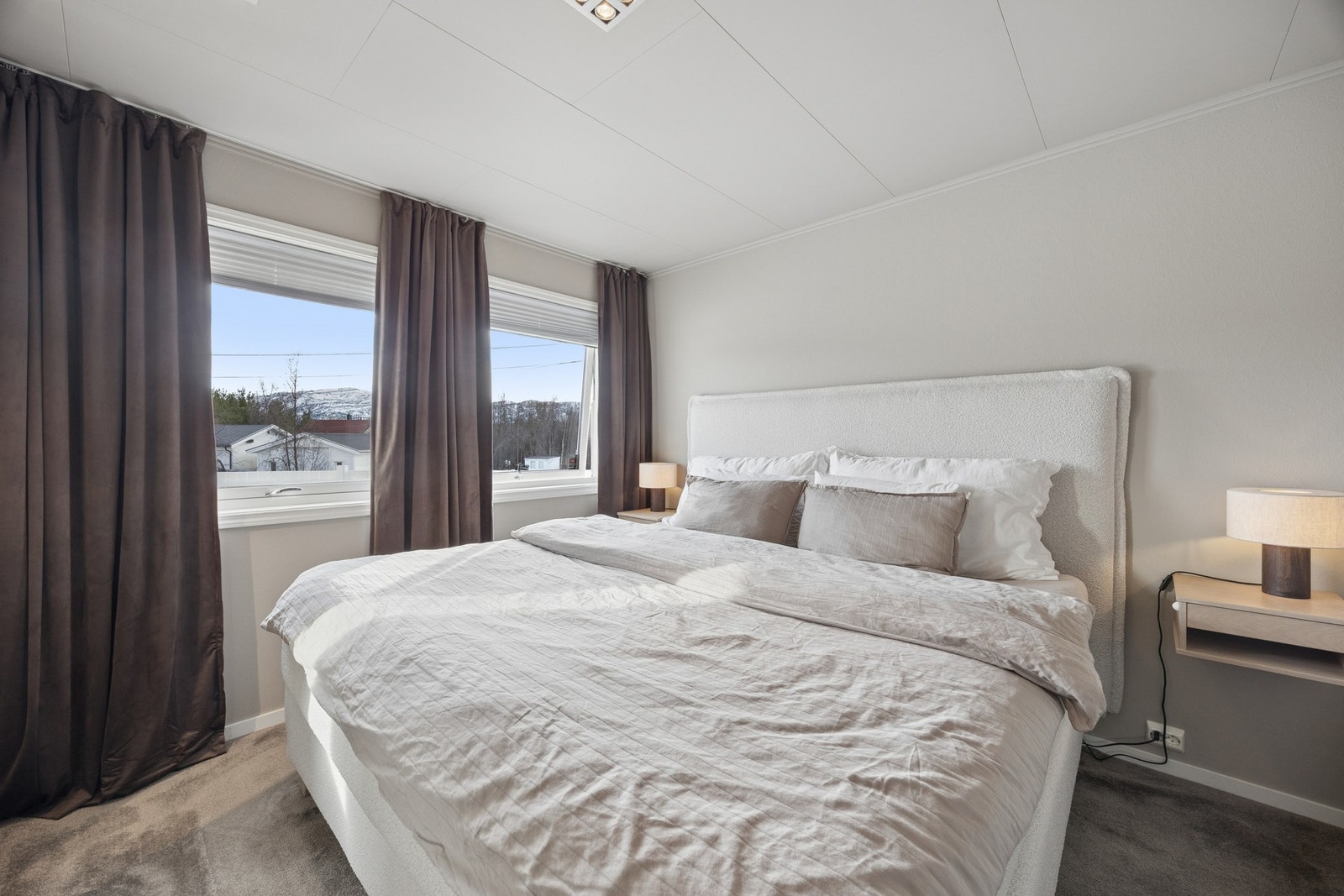 Soverom i 1. etasje er romslig og har plass til dobbeltseng. Det er lagt vegg-til-vegg-teppe på gulv Galleribilde