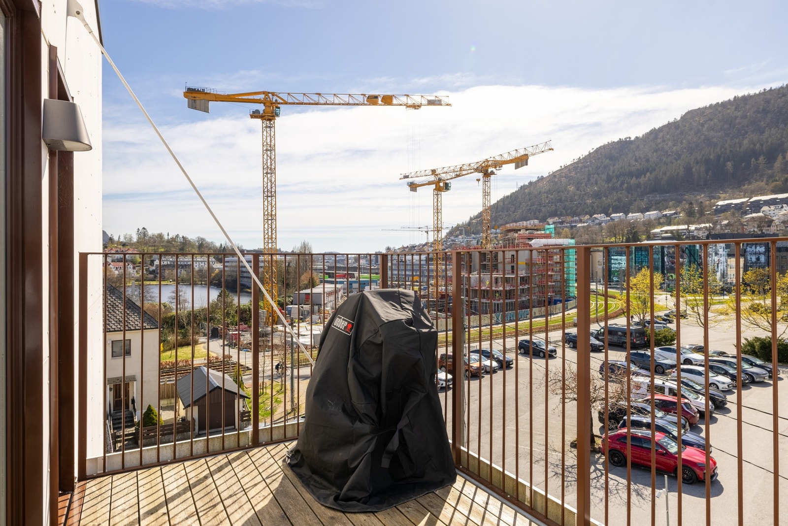 Balkongen byr på gode solforhold og flott utsikt mot Løvstakken. Galleribilde