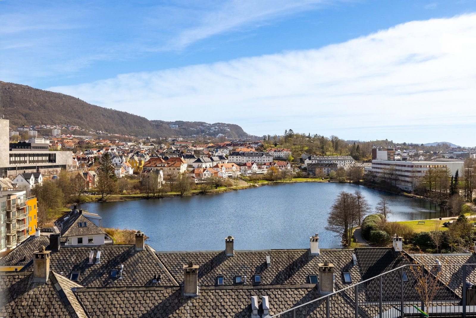 Når været tillater det, byr nærområdet på flotte grøntområder og rekreasjonsmuligheter. Ta deg en spasertur rundt Solheimsvatnet og nyt ettermiddagssolen. Galleribilde