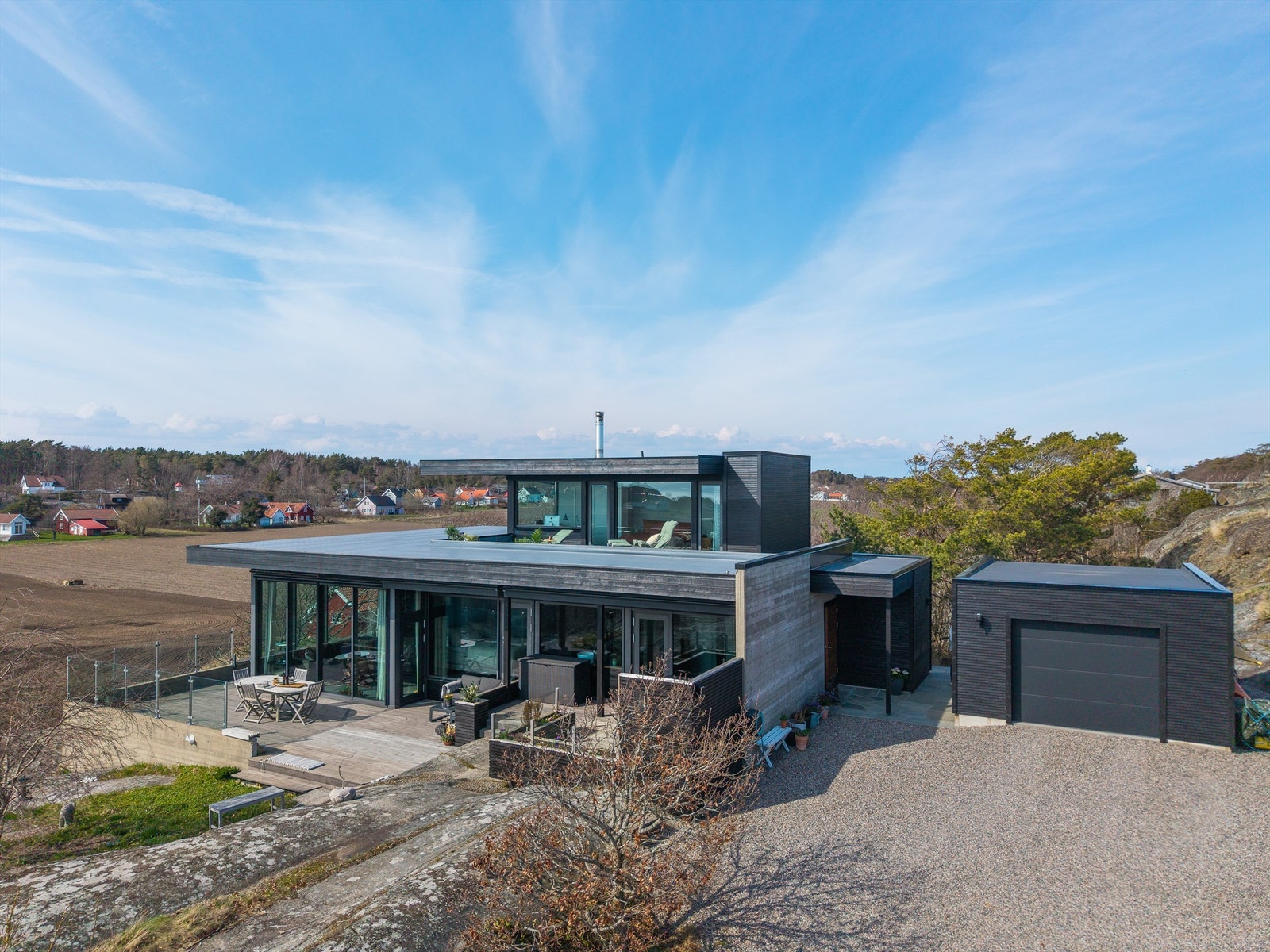 Med totalt 115 m² terrasseareal, inkludert en stor, sørvendt terrasse og en privat takterrasse, er alt lagt til rette for å nyte utsikten og roen. Galleribilde