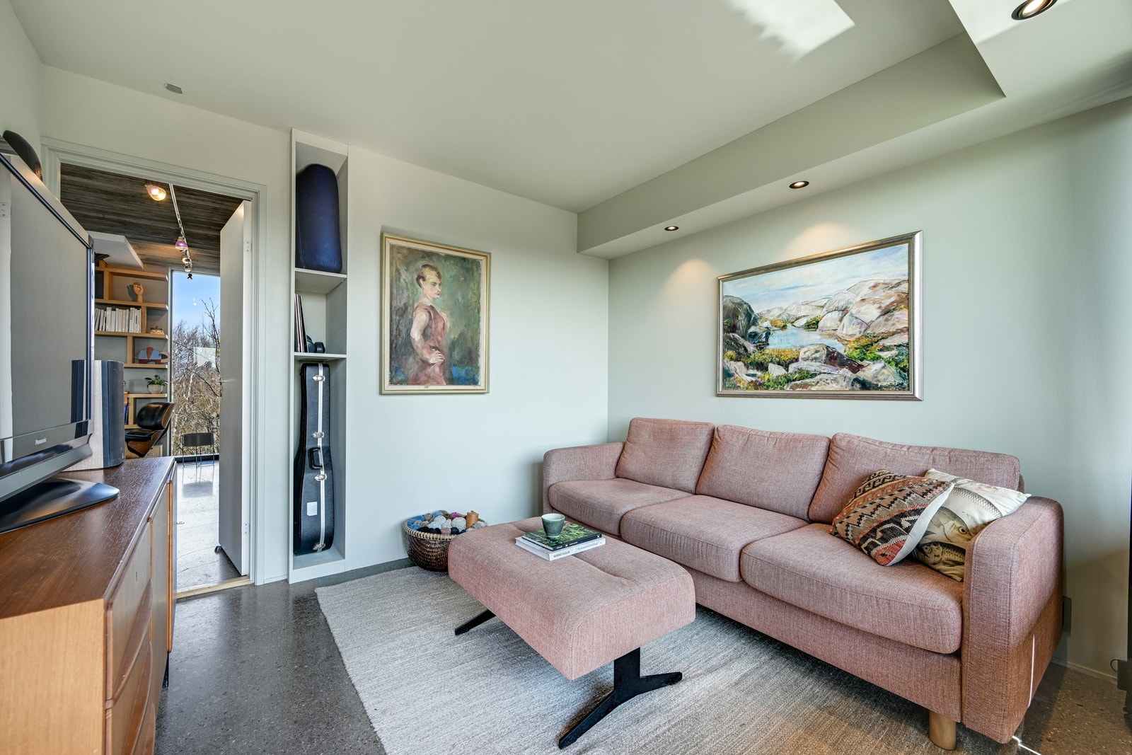 Soverommene i første etasje har gulv av heltre eik og slipt betong, med vannbåren varme. Galleribilde