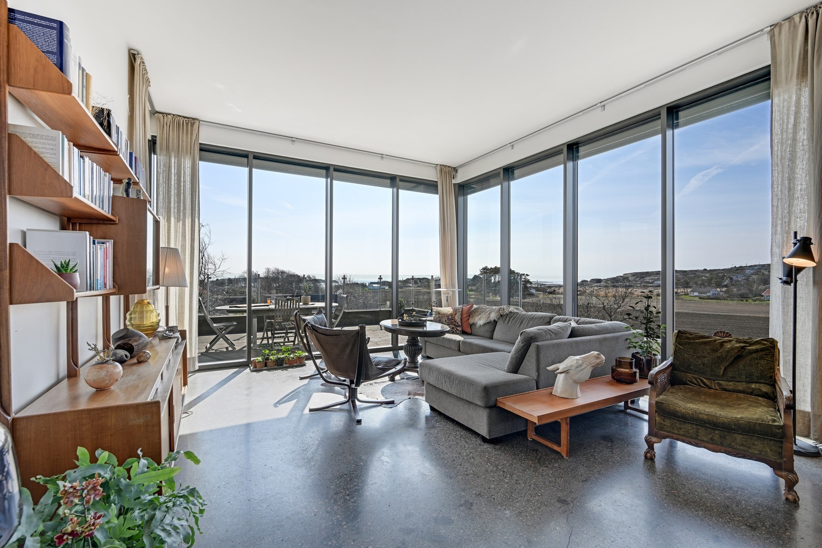 Fra stuen er det utgang til en sørvendt terrasse på ca. 69 m² Galleribilde