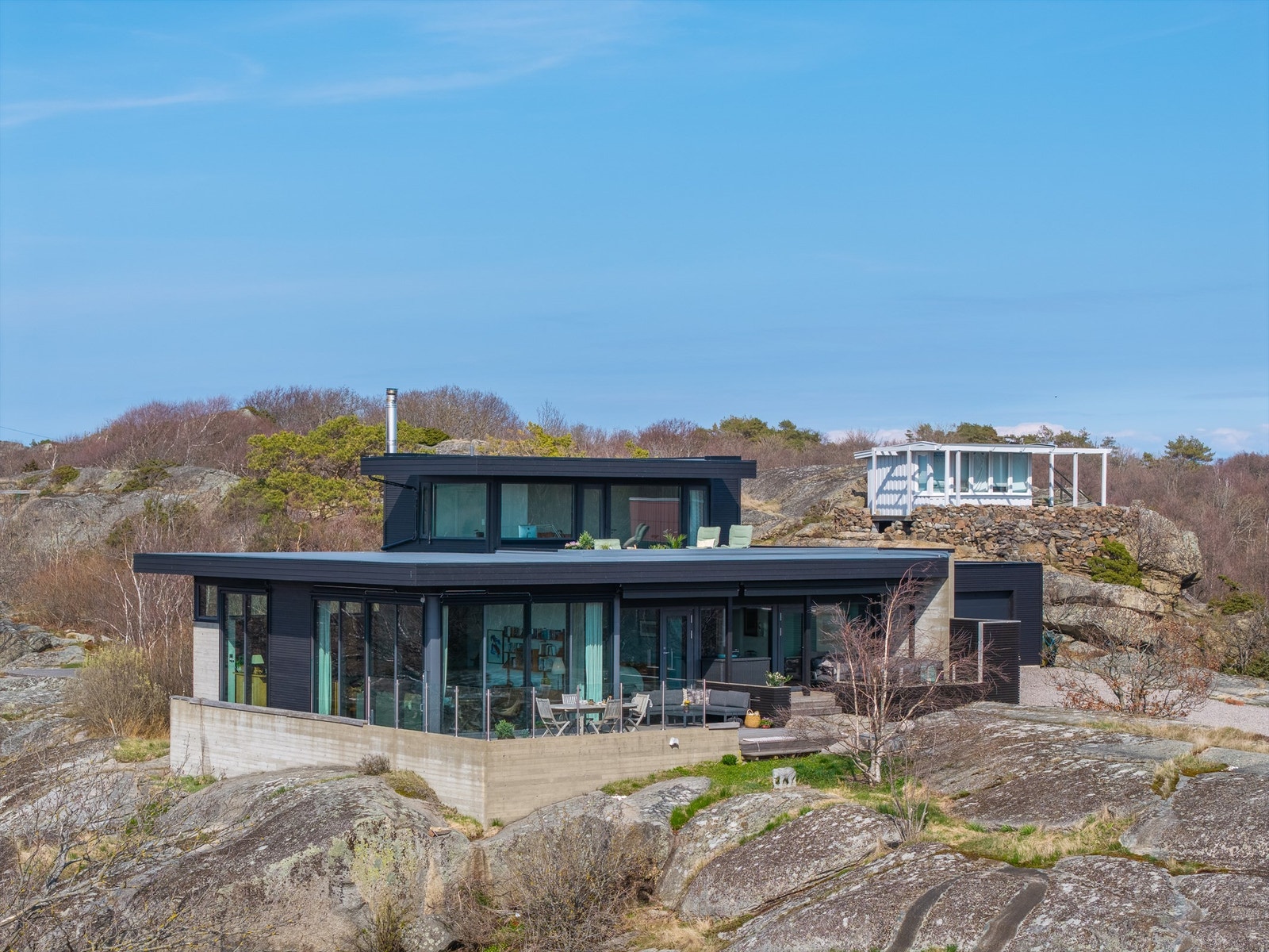 Denne eiendommen er noe helt for seg selv - en arkitekttegnet bolig som ligger på toppen av et fjell på Hvasser Galleribilde