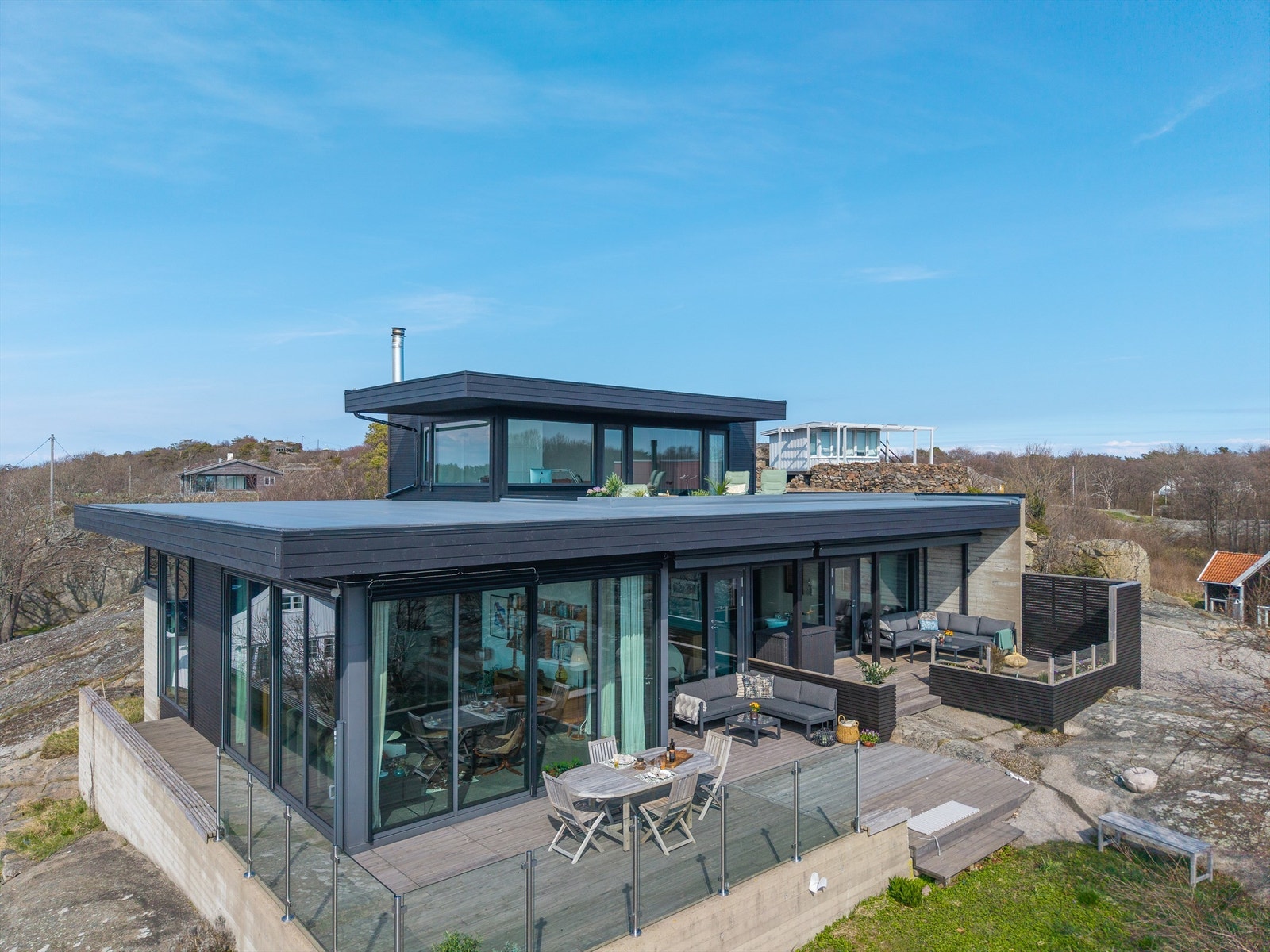 Velkommen til Storemyrveien 70! En arkitekttegnet enebolig med et rått og særegent uttrykk, plassert på en 8,8 mål stor naturtomt på Hvasser. Galleribilde