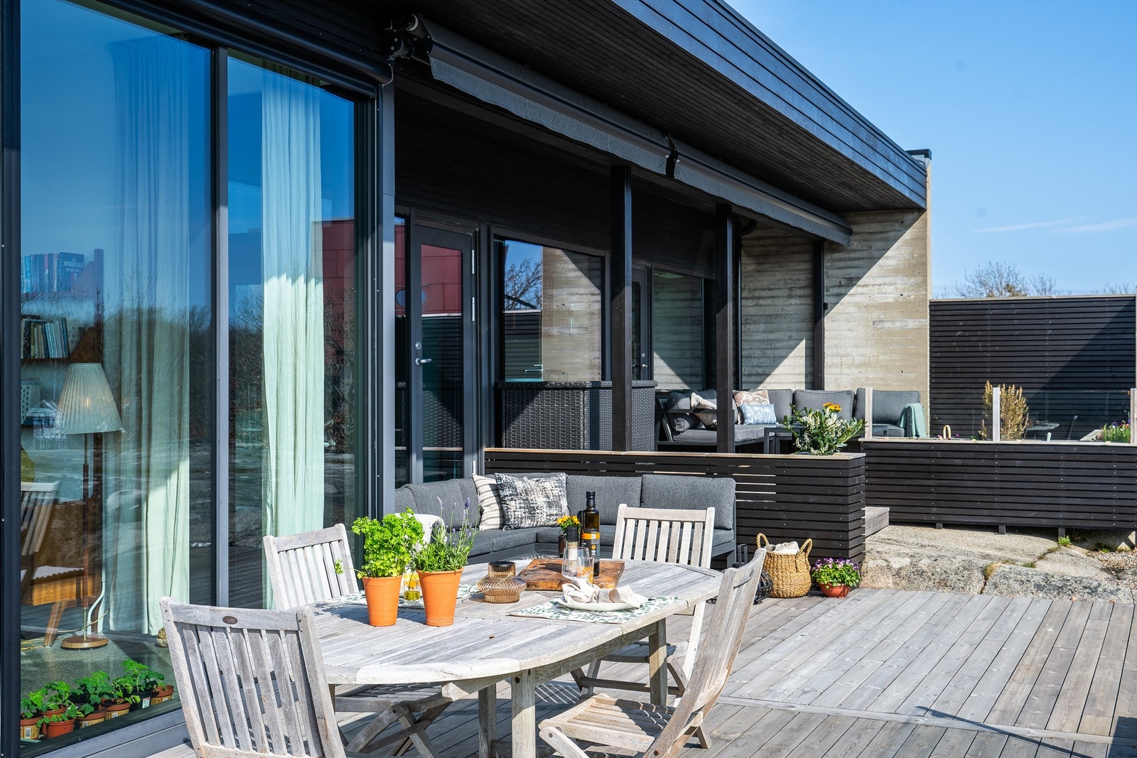 De solrike terrassene gir perfekte soner for både ro og sosiale øyeblikk Galleribilde