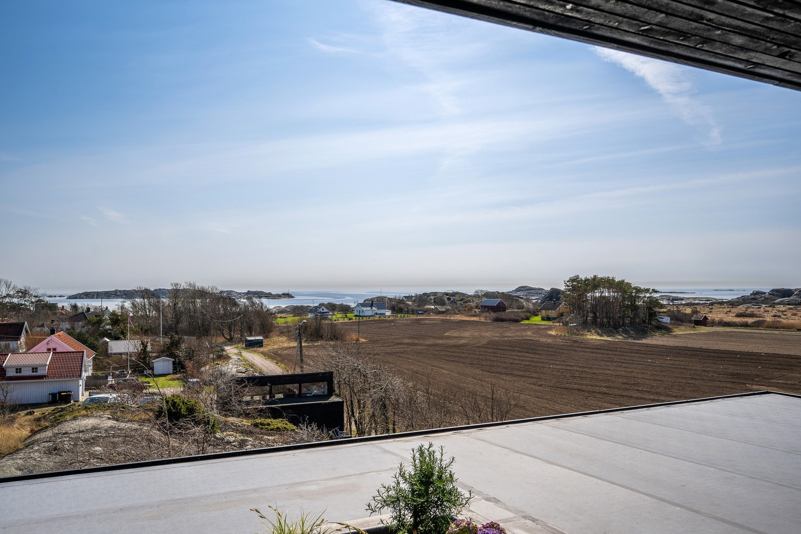 Fra terrassen åpner utsikten seg over landskapet og mot havet Galleribilde