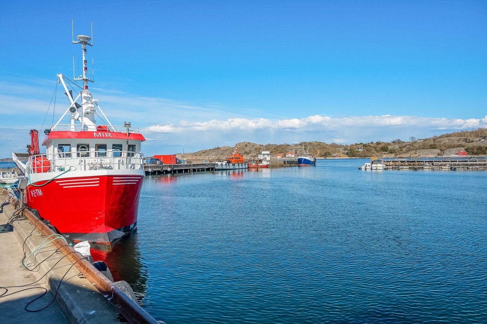 Et levende kystsamfunn med aktivt fiskeri. Galleribilde