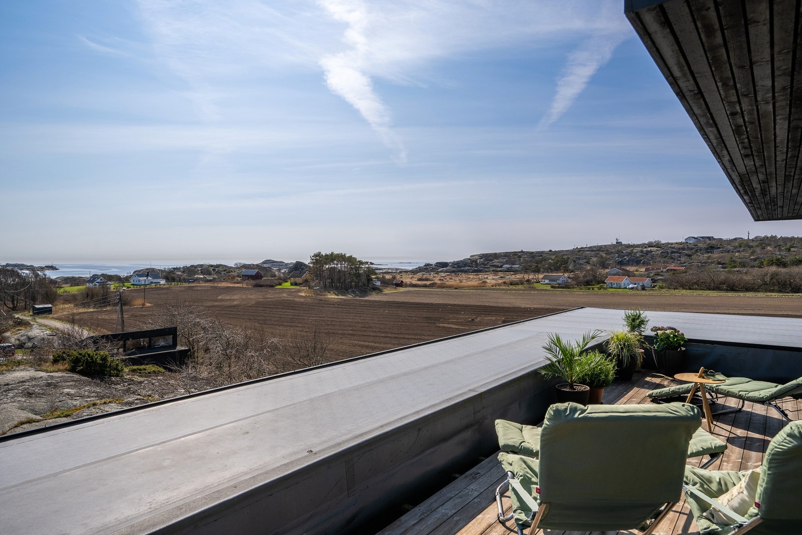 Utsikt fra takterrassen mot havet i sør. Galleribilde