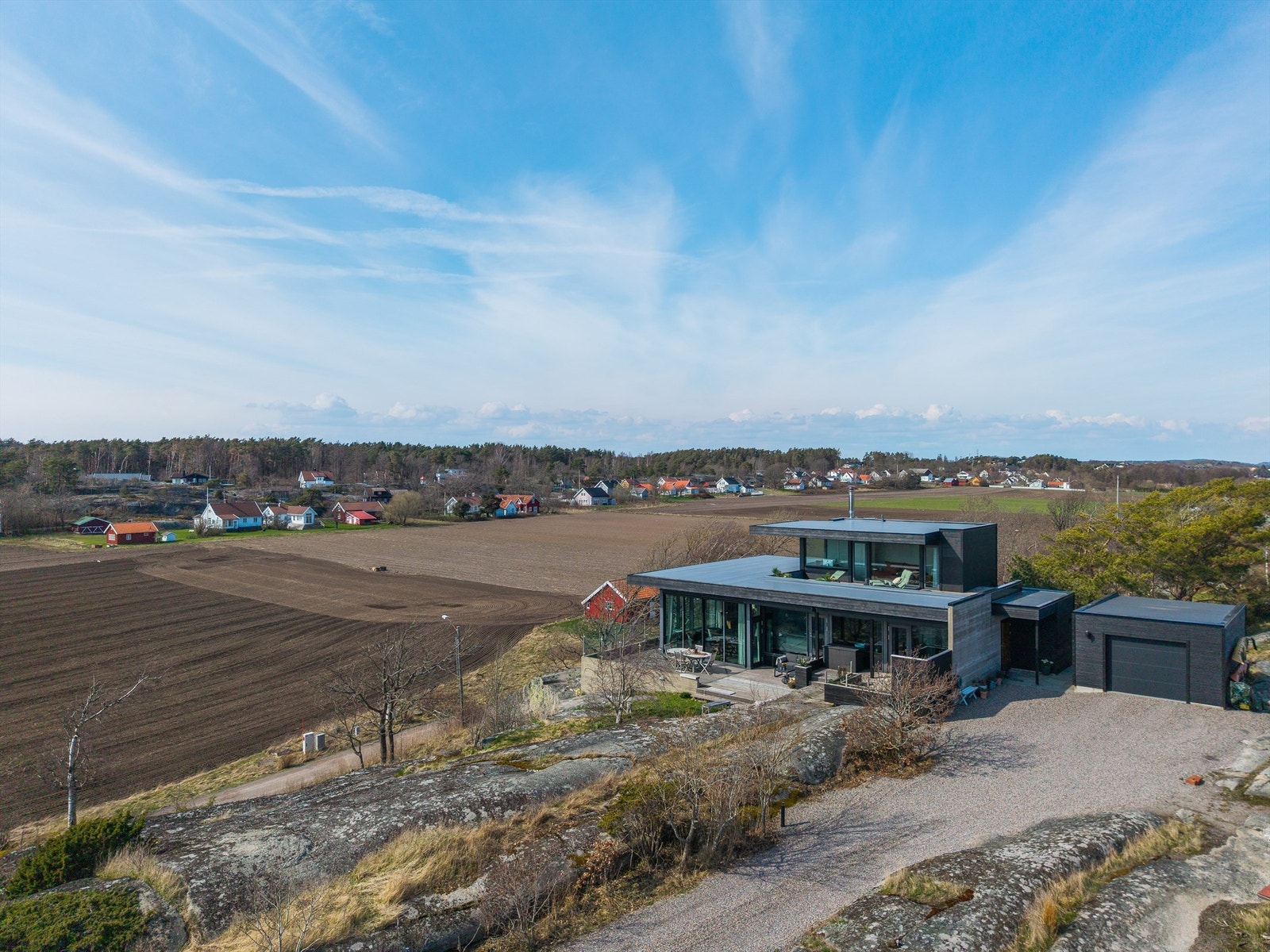 Omgitt av natur og med utsikt over omkringliggende omgivelser og videre ut mot havet. Her får du en sjelden kombinasjon av rå, moderne arkitektur og en beliggenhet som gir en helt egen ro og tilstedeværelse. Galleribilde