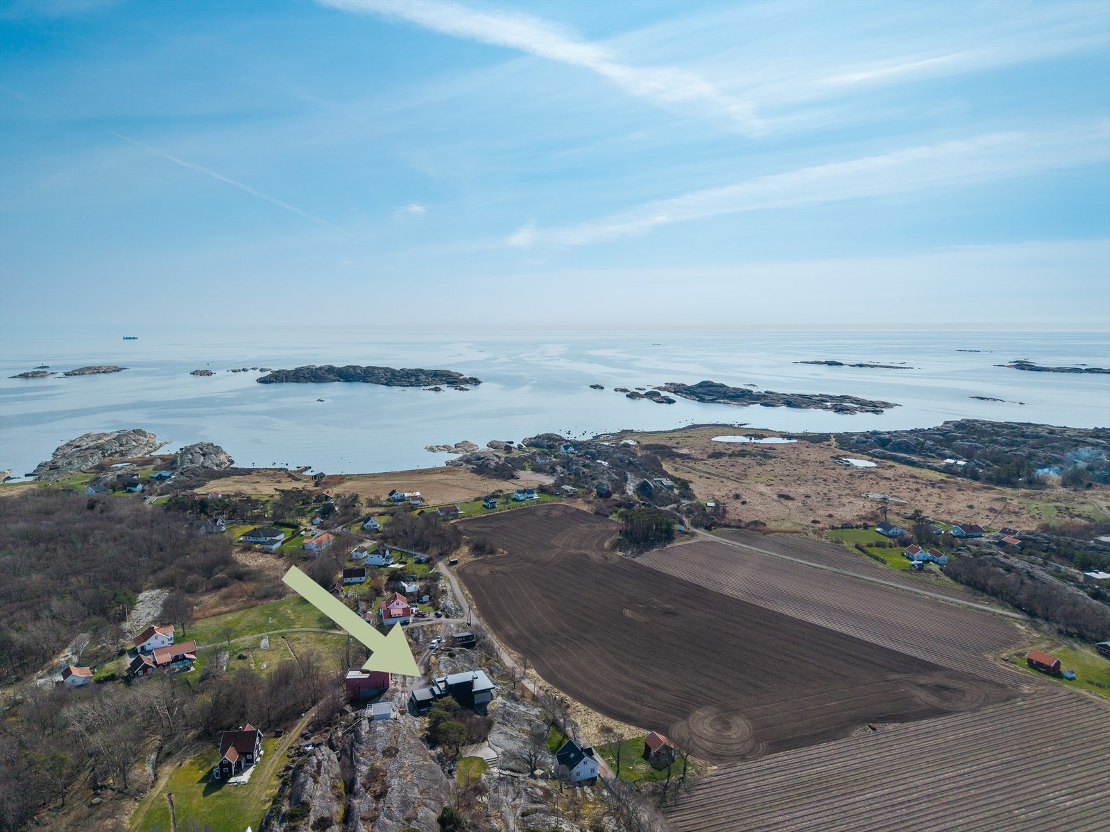Stor tomt beliggende på en liten høyde. Boligen er bygget på fjell med flott utsikt over omkringliggende omgivelser og mot havet Galleribilde