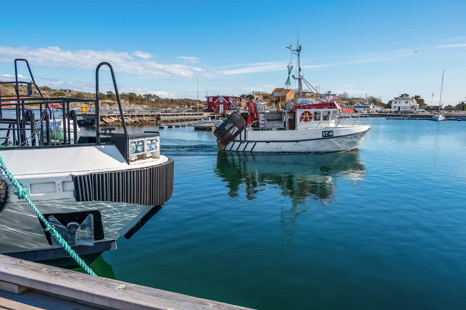 Sandøsund er sentrum på Hvasser, med fiskerimottak, butikk og serveringssteder. Galleribilde