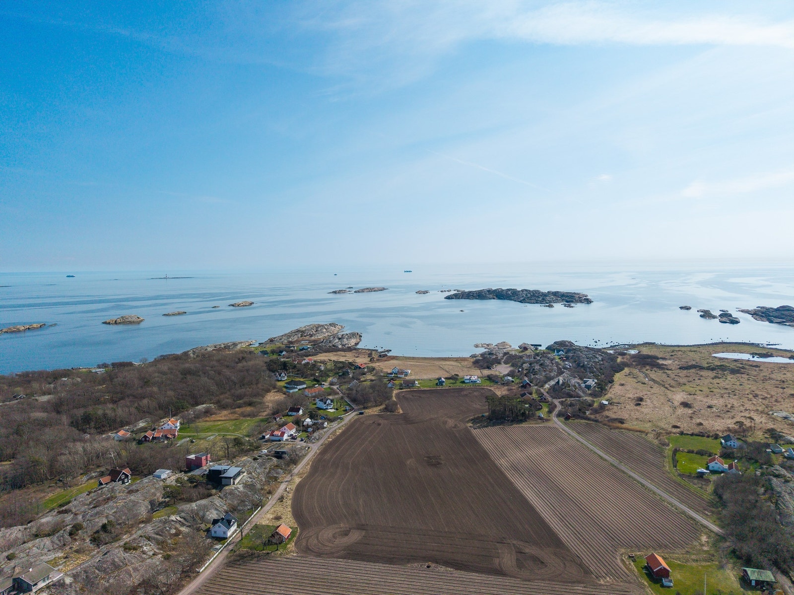 En beliggenhet som kombinerer ro og privatliv med nærhet til sommerparadiset Hvasser. Galleribilde