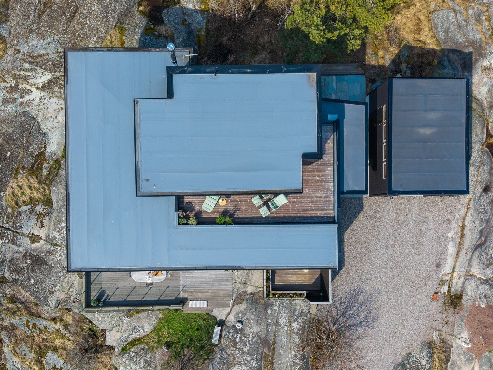 Boligen og garasjen sett ovenfra. Galleribilde