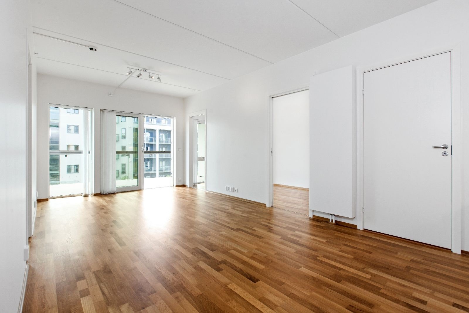 Stue med utgang til stor, innglasset balkong Galleribilde